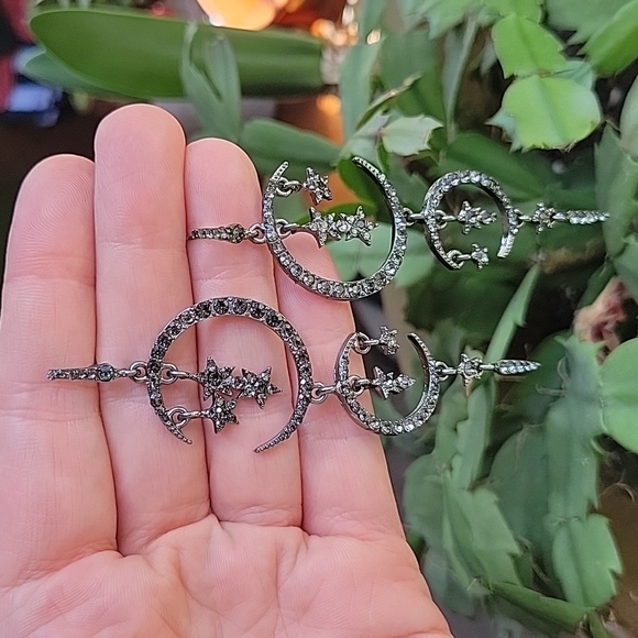 Jewelry - 🤎 Sparkly Crescent Moon Earrings 🌙
